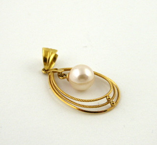 ZLATÝ PŘÍVĚSEK S PERLOU