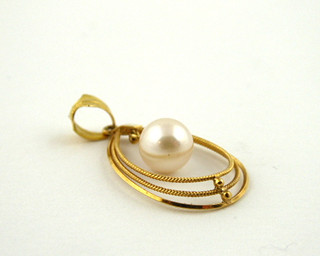 ZLATÝ PŘÍVĚSEK S PERLOU