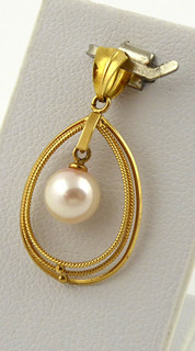 ZLATÝ PŘÍVĚSEK S PERLOU