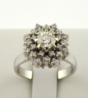 VÝRAZNÝ PRSTEN Z BÍLÉHO ZLATA A 25 DIAMANTY - 0,75 CT