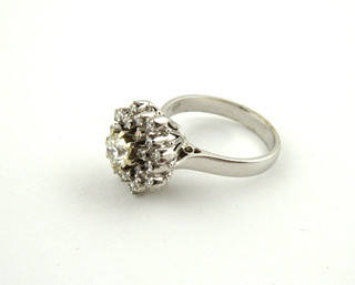 VÝRAZNÝ PRSTEN Z BÍLÉHO ZLATA A 25 DIAMANTY - 0,75 CT