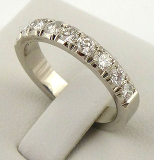 PRSTEN Z BÍLÉHO ZLATA A 9 PŘÍRODNÍMI DIAMANTY - 0,55 CT