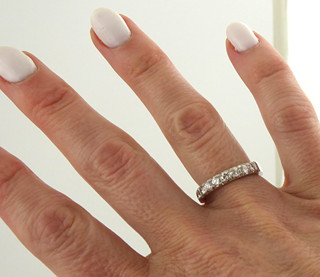 PRSTEN Z BÍLÉHO ZLATA A 9 PŘÍRODNÍMI DIAMANTY - 0,55 CT