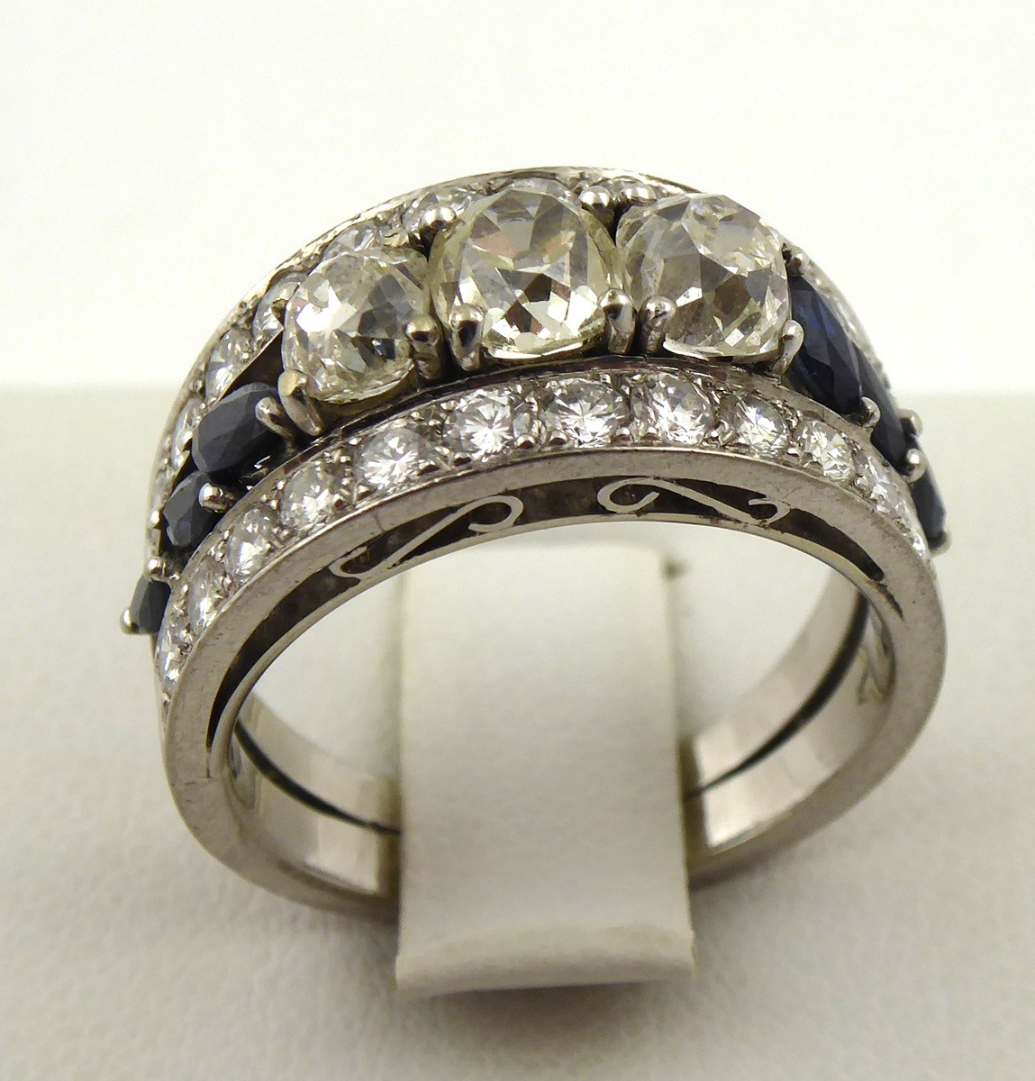 LUXUSNÍ PRSTEN S 6 PŘÍRODNÍMI SAFÍRY A CELKEM 27 DIAMANTY 3,00 CT