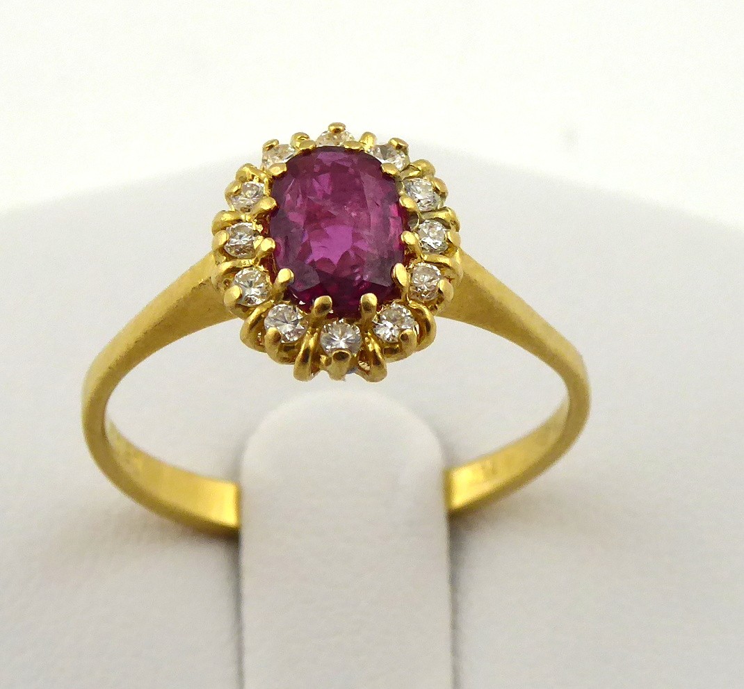 ZLATÝ PRSTEN S PŘÍRODNÍM RUBÍNEM A 12 PŘÍRODNÍMI DIAMANTY 0,15 CT