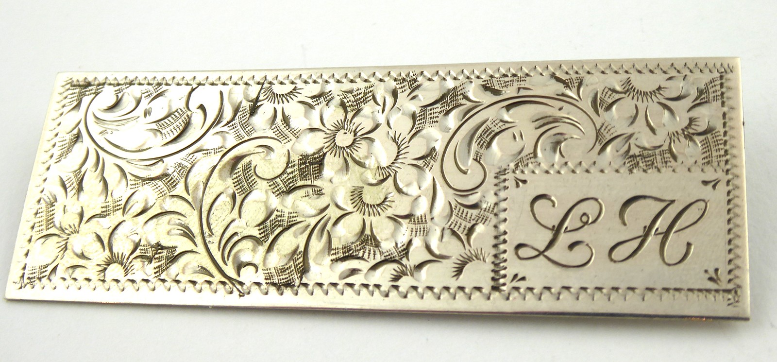 STŘÍBRNÁ GRAVÍROVANÁ BROŽ - DESTIČKA S MONOGRAMEM LH