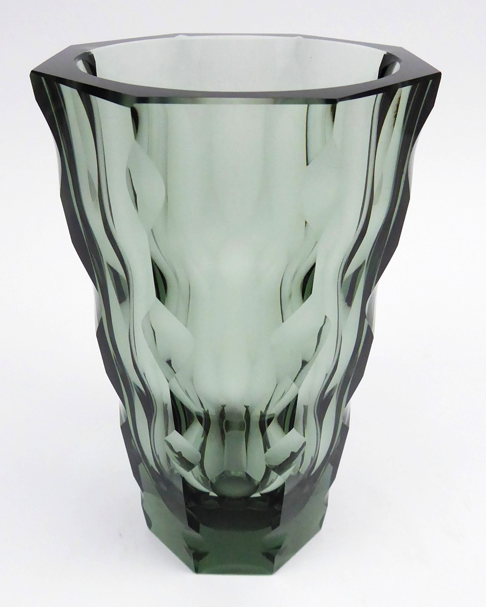 RUČNĚ BROUŠENÁ VÁZA S ORNAMENTY VÍDEŇSKÉ SECESE