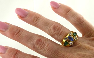 DESIGNOVÝ ZLATÝ PRSTEN S PŘÍRODNÍMI SMARAGDY, SAFÍREM A DIAMANTY 0,45 CT