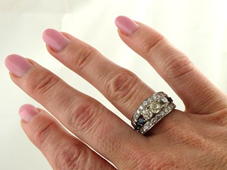 LUXUSNÍ PRSTEN S 6 PŘÍRODNÍMI SAFÍRY A CELKEM 27 DIAMANTY 3,00 CT