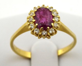 ZLATÝ PRSTEN S PŘÍRODNÍM RUBÍNEM A 12 PŘÍRODNÍMI DIAMANTY 0,15 CT
