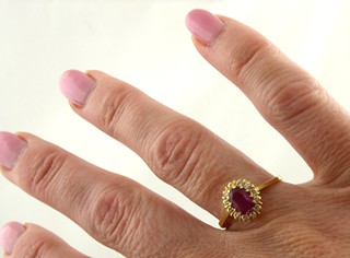 ZLATÝ PRSTEN S PŘÍRODNÍM RUBÍNEM A 12 PŘÍRODNÍMI DIAMANTY 0,15 CT