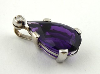 PŘÍVĚSEK S VELKÝM PŘÍRODNÍM AMETYSTEM A MALÝM DIAMANTEM
