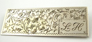 STŘÍBRNÁ GRAVÍROVANÁ BROŽ - DESTIČKA S MONOGRAMEM LH