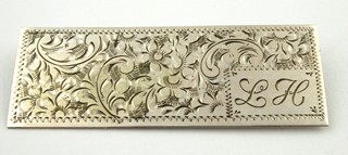 STŘÍBRNÁ GRAVÍROVANÁ BROŽ - DESTIČKA S MONOGRAMEM LH