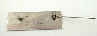 STŘÍBRNÁ GRAVÍROVANÁ BROŽ - DESTIČKA S MONOGRAMEM LH