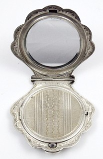 STŘÍBRNÁ PUDŘENKA - MUŠLE
