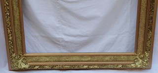 ROZMĚRNÝ ZLATÝ RÁM S ORNAMENTY