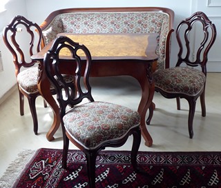 SALONNÍ SOUPRAVA SE STOLEM A 3 ŽIDLEMI S DÁRKEM (SOFA)