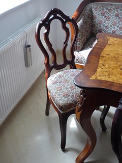 SALONNÍ SOUPRAVA SE STOLEM A 3 ŽIDLEMI S DÁRKEM (SOFA)