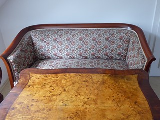 SALONNÍ SOUPRAVA SE STOLEM A 3 ŽIDLEMI S DÁRKEM (SOFA)