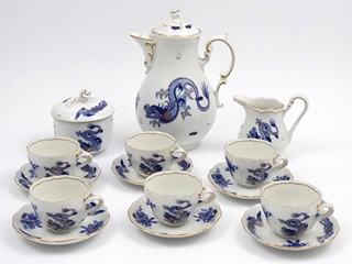 KÁVOVÝ SERVIS S ČÍNSKÝM DRAKEM - KARLOVARSKÝ PORCELÁN, DUBÍ