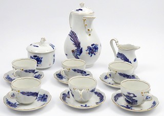 KÁVOVÝ SERVIS S ČÍNSKÝM DRAKEM - KARLOVARSKÝ PORCELÁN, DUBÍ
