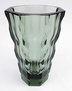 RUČNĚ BROUŠENÁ VÁZA S ORNAMENTY VÍDEŇSKÉ SECESE