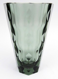 RUČNĚ BROUŠENÁ VÁZA S ORNAMENTY VÍDEŇSKÉ SECESE