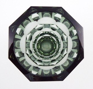 RUČNĚ BROUŠENÁ VÁZA S ORNAMENTY VÍDEŇSKÉ SECESE