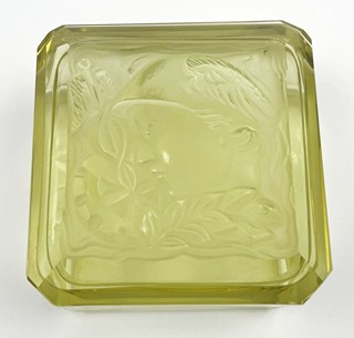 RUDOLF HLOUŠEK (1909-1992) - ART DECO DÓZA Z CITRÍNOVÉHO SKLA S PORTRÉTEM