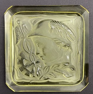 RUDOLF HLOUŠEK (1909-1992) - ART DECO DÓZA Z CITRÍNOVÉHO SKLA S PORTRÉTEM