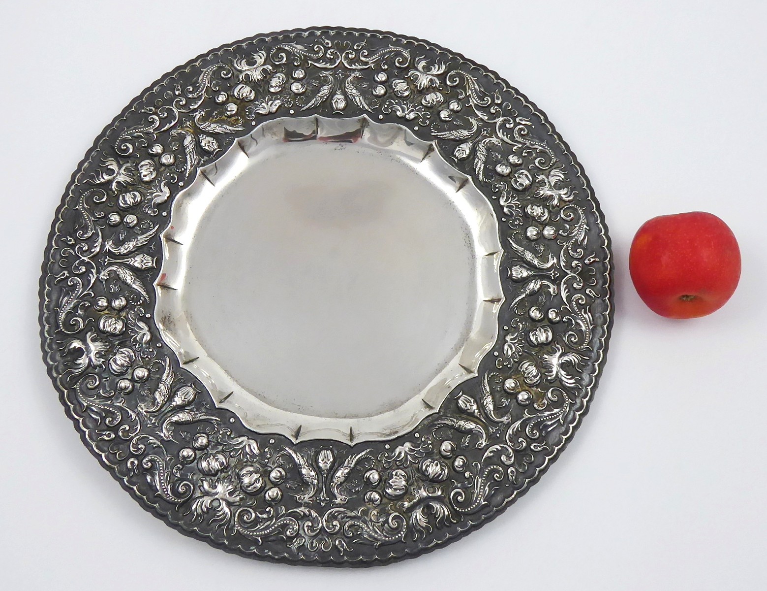 STŘÍBRNÝ VELKÝ RUČNĚ TEPANÝ DEKORATIVNÍ TÁC S PÁVY