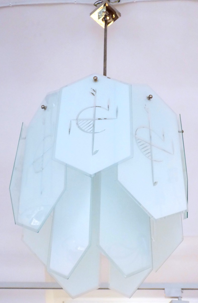ART DECO DESIGNOVÝ LUSTR SE SEGMENTY VE TVARU VČELÍCH PLÁSTVÍ