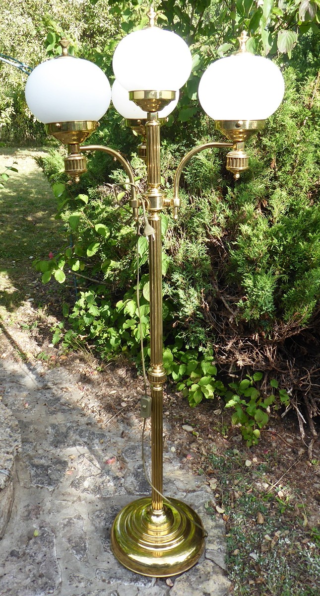 VYSOKÁ STOJACÍ MOSAZNÁ PODLAHOVÁ LAMPA