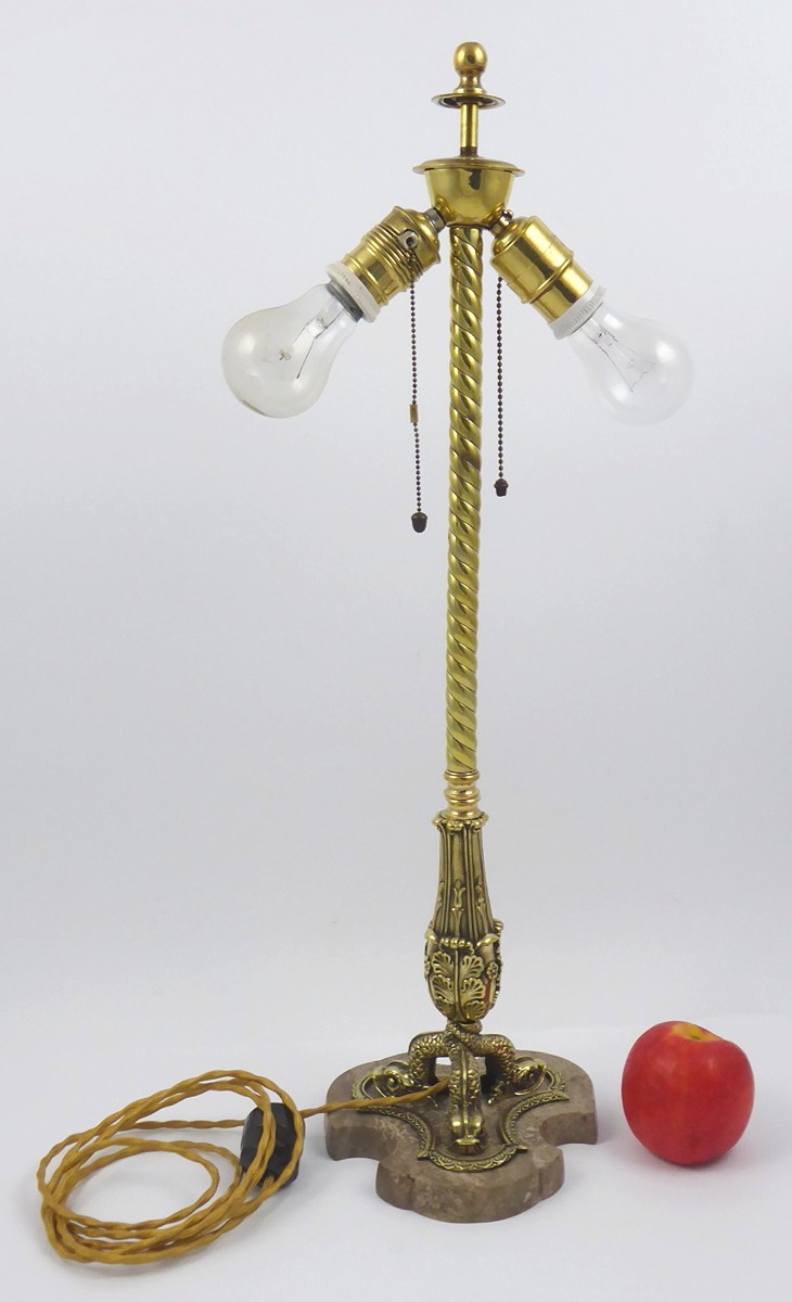 STOLNÍ MOSAZNÁ LAMPA S DELFÍNY