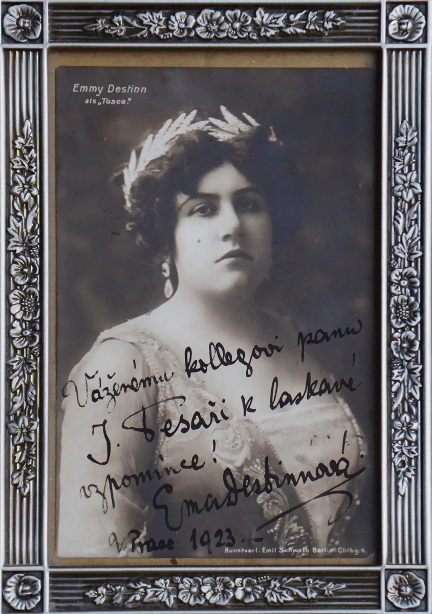 FOTOGRAFIE EMY DESTINNOVÉ S VLASTNORUČNÍM PODPISEM