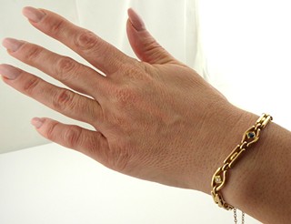 ELEGANTNÍ ZLATÝ NÁRAMEK S PŘÍRODNÍMI SAFÍRY A DIAMANTY