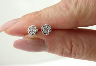 NÁUŠNICE Z BÍLÉHO ZLATA SE 14 PŘÍRODNÍMI DIAMANTY 0,45 CT