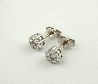NÁUŠNICE Z BÍLÉHO ZLATA SE 14 PŘÍRODNÍMI DIAMANTY 0,45 CT