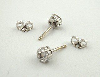 NÁUŠNICE Z BÍLÉHO ZLATA SE 14 PŘÍRODNÍMI DIAMANTY 0,45 CT