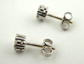 NÁUŠNICE Z BÍLÉHO ZLATA SE 14 PŘÍRODNÍMI DIAMANTY 0,45 CT