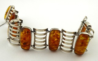 STŘÍBRNÝ NÁRAMEK S PŘÍRODNÍM JANTAREM - FISCHLANDSCHMUCK