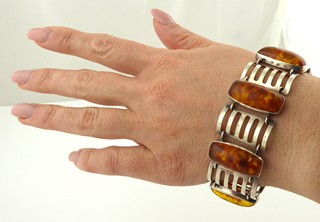 STŘÍBRNÝ NÁRAMEK S PŘÍRODNÍM JANTAREM - FISCHLANDSCHMUCK