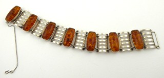 STŘÍBRNÝ NÁRAMEK S PŘÍRODNÍM JANTAREM - FISCHLANDSCHMUCK