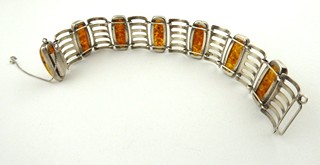 STŘÍBRNÝ NÁRAMEK S PŘÍRODNÍM JANTAREM - FISCHLANDSCHMUCK