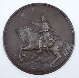 KONSTANTIN BUŠEK (1861-1938) - JIŘÍ Z PODĚBRAD - VĚTŠÍ ZÁVĚSNÝ RELIÉF