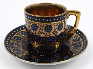 KOBALTOVÝ MOKA ŠÁLEK S ORNAMENTY - ERNST WAHLISS, TURN