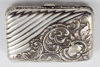 STŘÍBRNÁ KRABIČKA S RELIÉFNÍM ORNAMENTEM