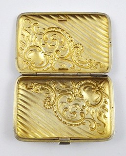 STŘÍBRNÁ KRABIČKA S RELIÉFNÍM ORNAMENTEM
