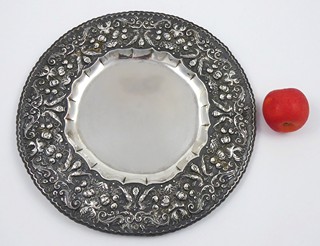 STŘÍBRNÝ VELKÝ RUČNĚ TEPANÝ DEKORATIVNÍ TÁC S PÁVY